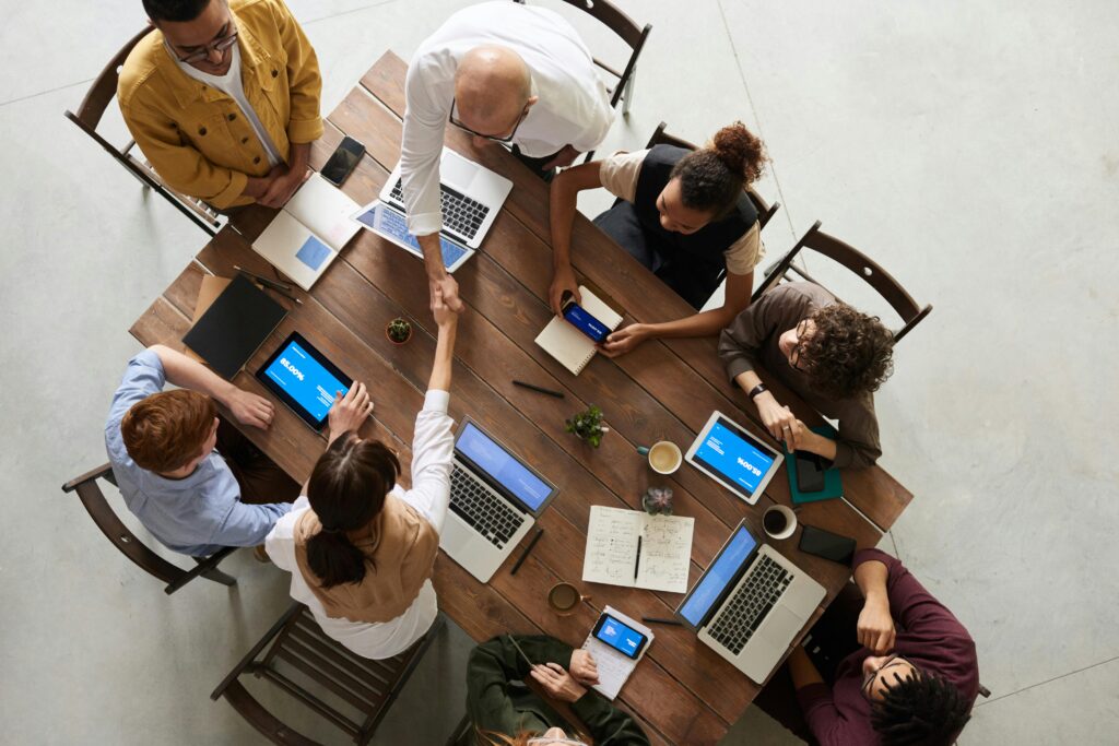 grupo de individuos reunidos para ganhar dinheiro